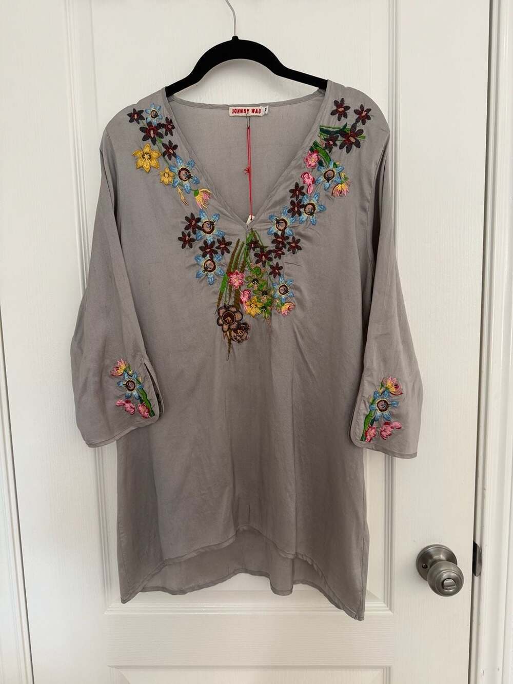 Johnny Was Grey Silk Embroidered Tunic Size S Floral V-Neck NWT